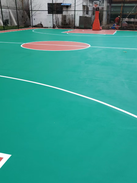 鱼峰 球场长期使用易出现地面开裂